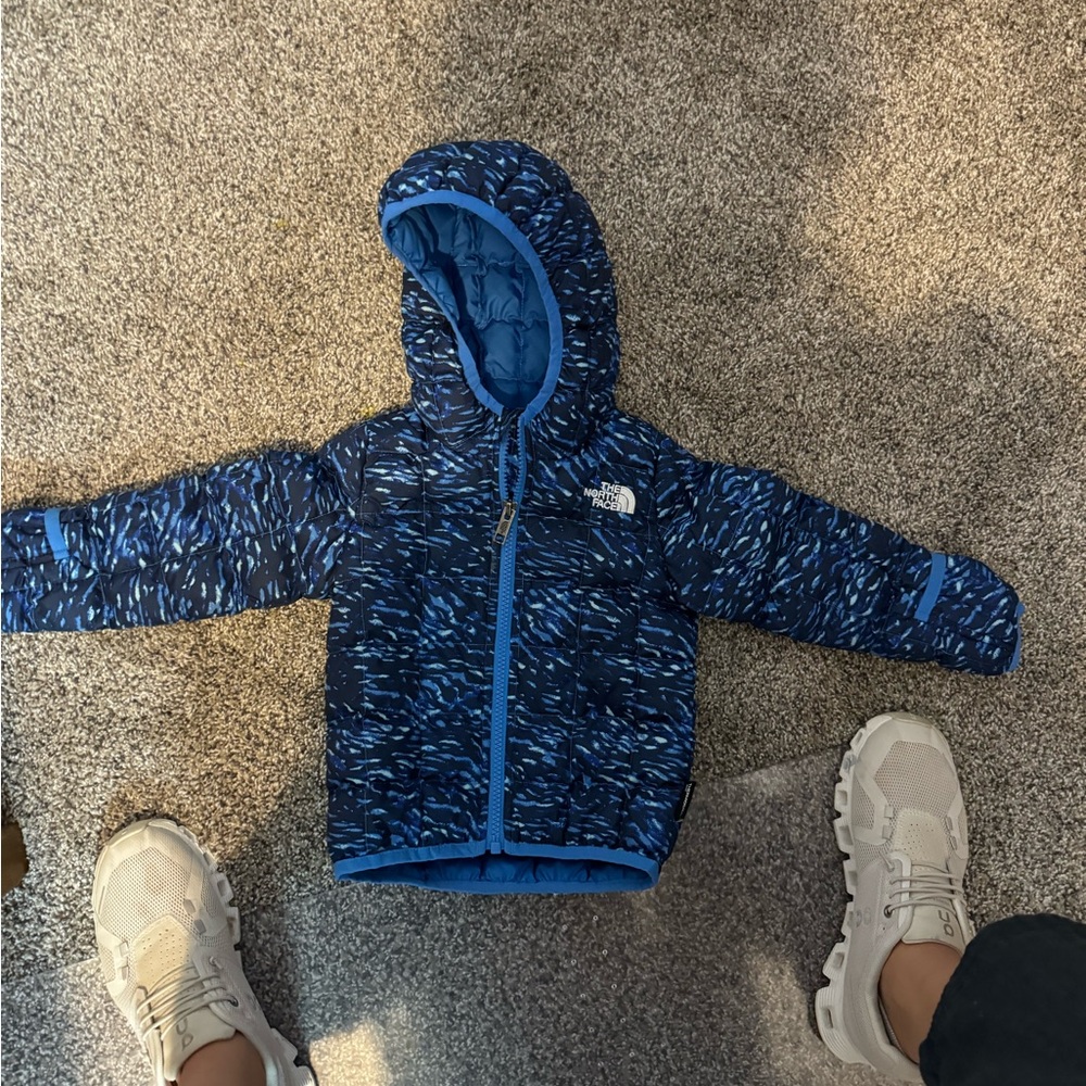 North face Baby Reversible ThermoBall™ Hooded Jacket
12-18 months